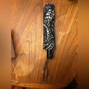 Vera Bradley - Brand New - Elegant Black and White Patterned Umbrella